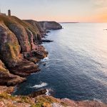 Non, ce ne sont pas les falaises de Moher, mais le cap le plus spectaculaire de Bretagne, sculpté par une colère divine