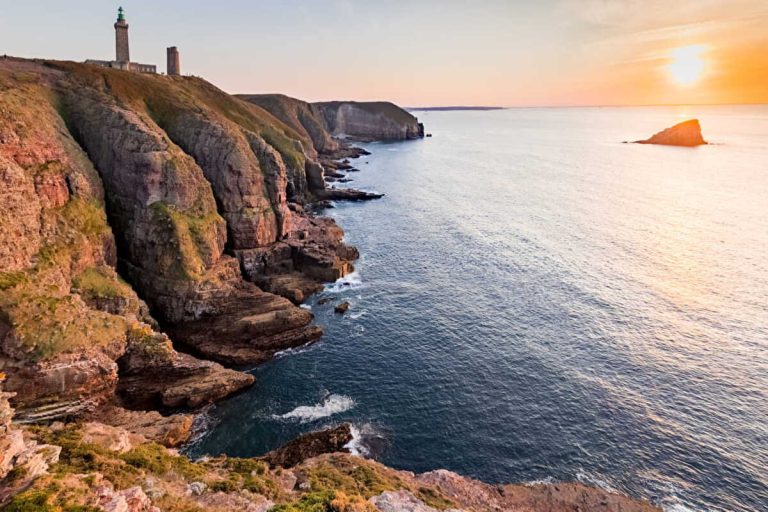 Non, ce ne sont pas les falaises de Moher, mais le cap le plus spectaculaire de Bretagne, sculpté par une colère divine