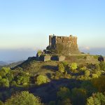 Non, ce n&rsquo;est pas l&rsquo;Écosse, mais un village d&rsquo;Auvergne où se trouve le château qui a inspiré le blason de la saga Harry Potter
