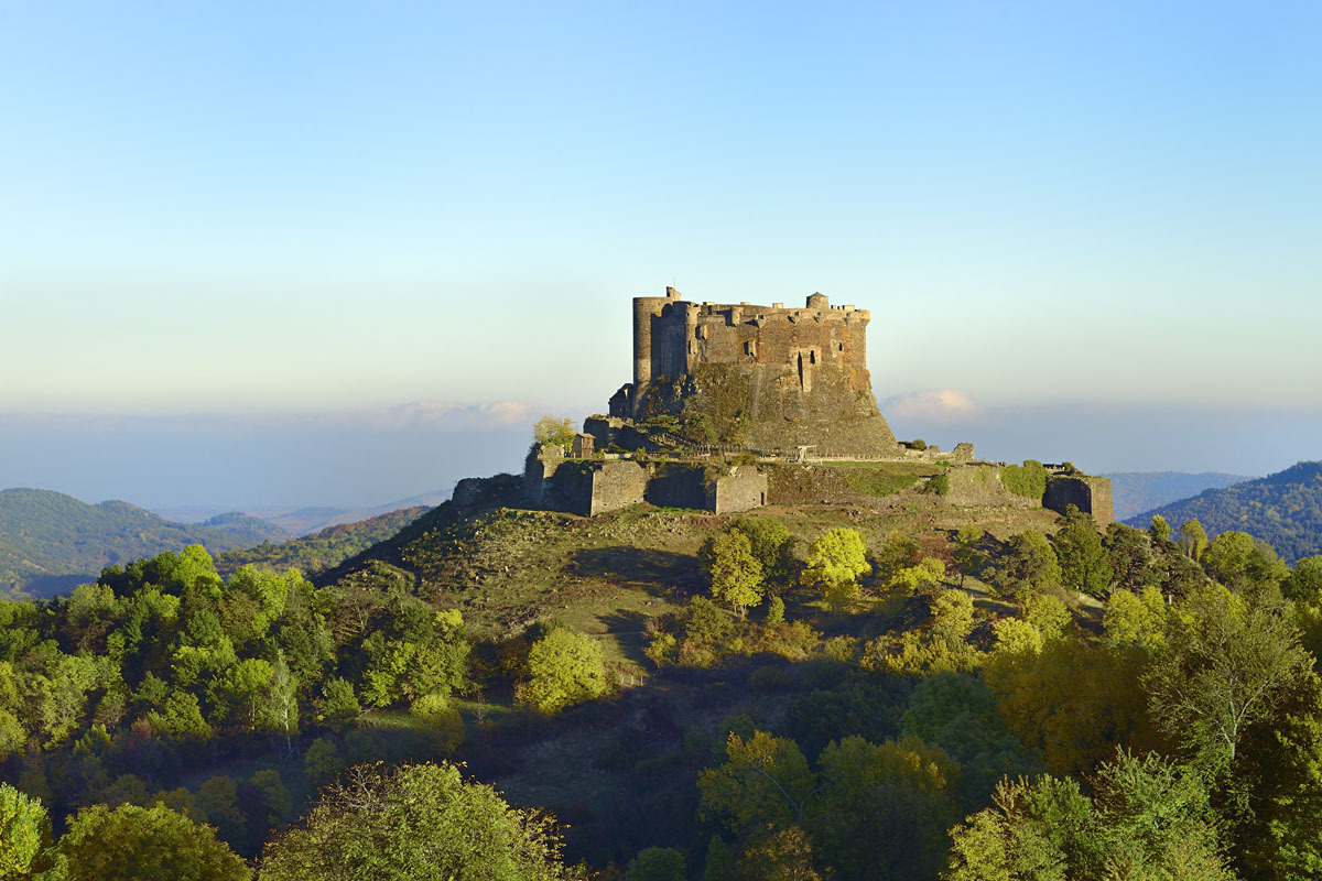 Non, ce n&rsquo;est pas l&rsquo;Écosse, mais un village d&rsquo;Auvergne où se trouve le château qui a inspiré le blason de la saga Harry Potter