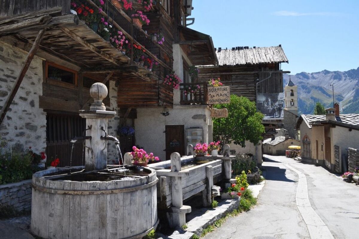 Ce village des Alpes est le plus haut d&rsquo;Europe, un lieu où le temps semble s&rsquo;être arrêté à plus de 2000 mètres d&rsquo;altitude 
