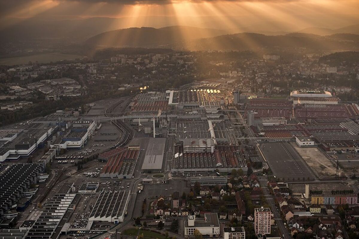 Pourquoi Sochaux, une petite ville de Franche-Comté, est-elle devenue la capitale de l&rsquo;une des plus grandes dynasties automobiles au monde ? 