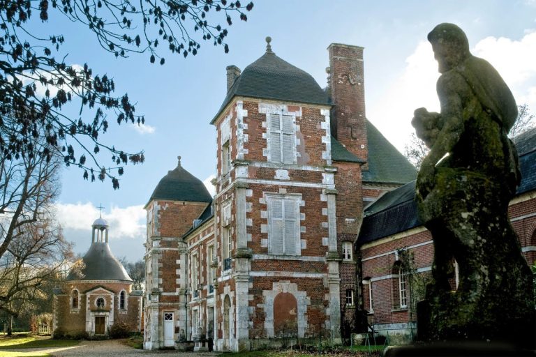 Oubliez Dracula : ce château en ruines de Normandie est considéré comme le plus hanté de France, avec sa légende de la Dame Blanche 