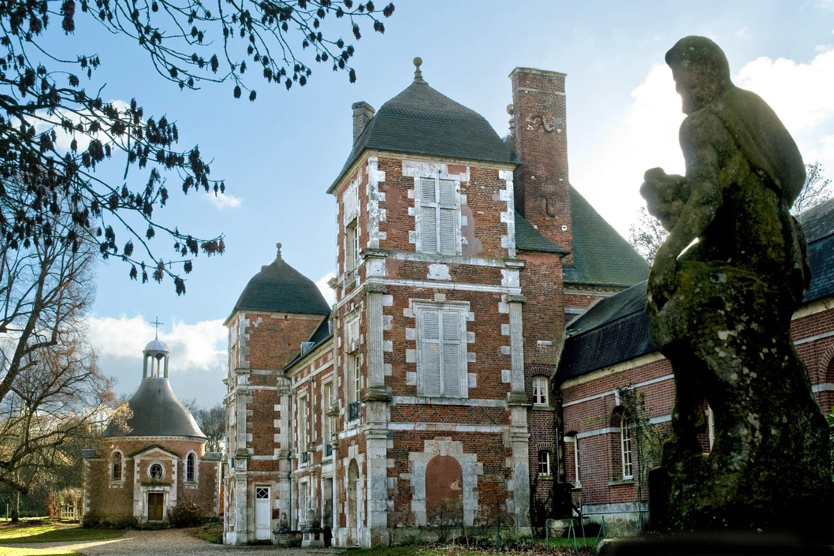 Oubliez Dracula : ce château en ruines de Normandie est considéré comme le plus hanté de France, avec sa légende de la Dame Blanche 