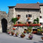 Ce village de la Haute-Savoie, loin de l&rsquo;agitation d&rsquo;Annecy, est une perle médiévale au bord d&rsquo;un lac sublime en automne