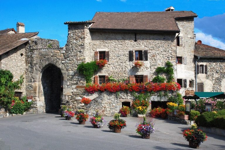 Ce village de la Haute-Savoie, loin de l&rsquo;agitation d&rsquo;Annecy, est une perle médiévale au bord d&rsquo;un lac sublime en automne