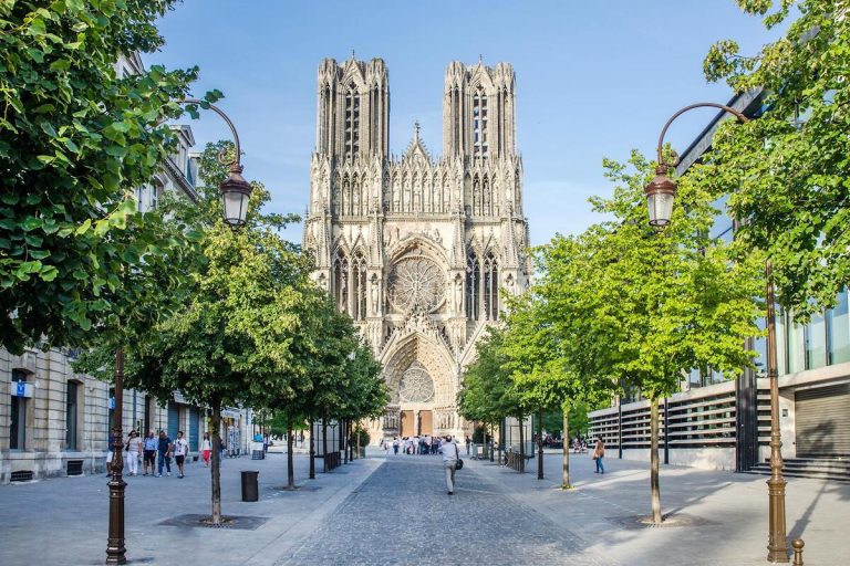 À moins de 2h de Paris, la ville de Reims est une destination idéale pour un week-end d&rsquo;automne mêlant histoire, culture et champagne