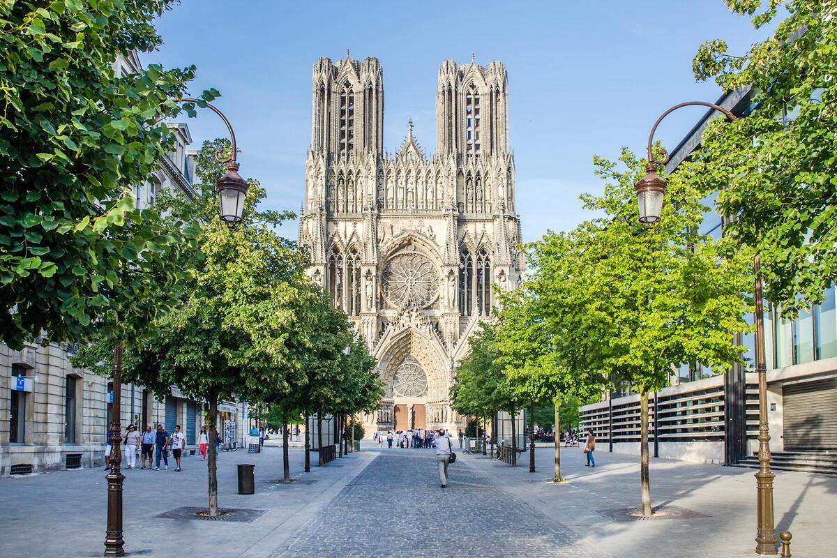 À moins de 2h de Paris, la ville de Reims est une destination idéale pour un week-end d&rsquo;automne mêlant histoire, culture et champagne