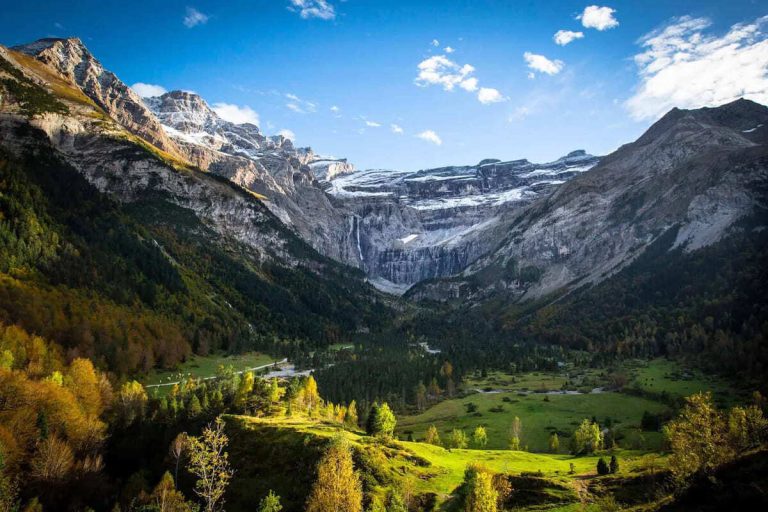 Ce cirque montagneux des Pyrénées est classé à l&rsquo;UNESCO et offre un spectacle grandiose avec les premières neiges d&rsquo;automne