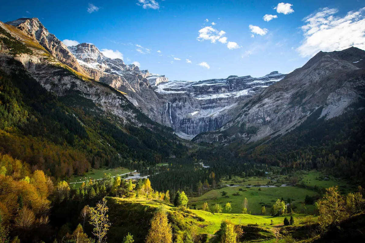 Ce cirque montagneux des Pyrénées est classé à l&rsquo;UNESCO et offre un spectacle grandiose avec les premières neiges d&rsquo;automne