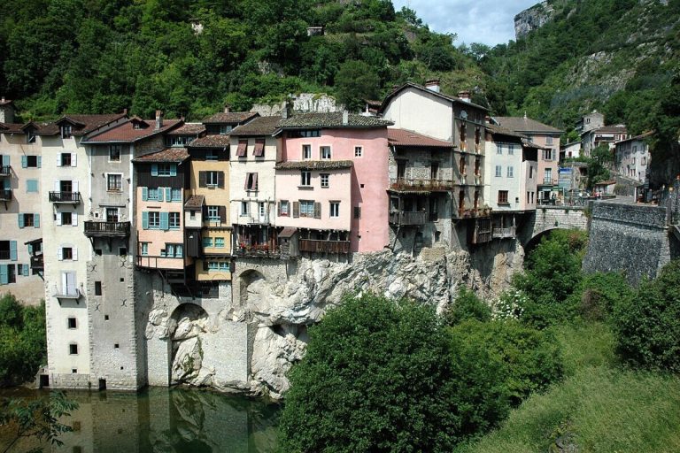Ce village de l&rsquo;Isère, avec son couvent et ses maisons suspendues, est l&rsquo;un des plus spectaculaires de France 