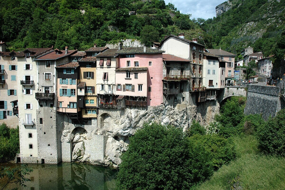 Ce village de l&rsquo;Isère, avec son couvent et ses maisons suspendues, est l&rsquo;un des plus spectaculaires de France 
