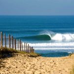 Cette plage des Landes est connue des surfeurs du monde entier pour sa vague mythique, la « Nord », qui peut atteindre 6 mètres 