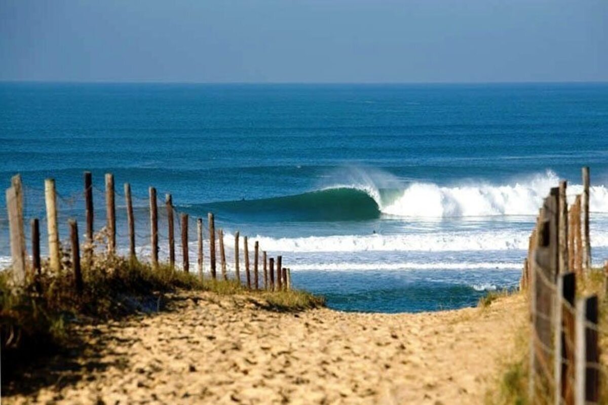 Cette plage des Landes est connue des surfeurs du monde entier pour sa vague mythique, la « Nord », qui peut atteindre 6 mètres 