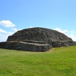 Oubliez les menhirs de Carnac : ce site breton possède un cairn qui est le plus vieux monument du monde, plus ancien que les pyramides 