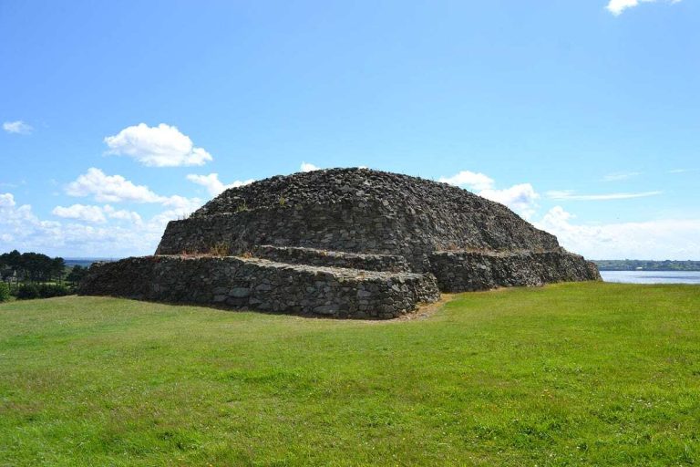 Oubliez les menhirs de Carnac : ce site breton possède un cairn qui est le plus vieux monument du monde, plus ancien que les pyramides 