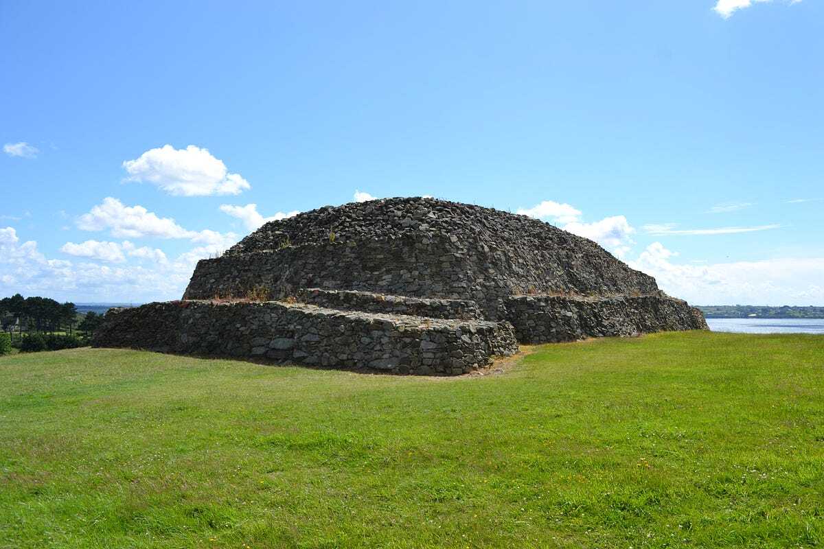 Oubliez les menhirs de Carnac : ce site breton possède un cairn qui est le plus vieux monument du monde, plus ancien que les pyramides 