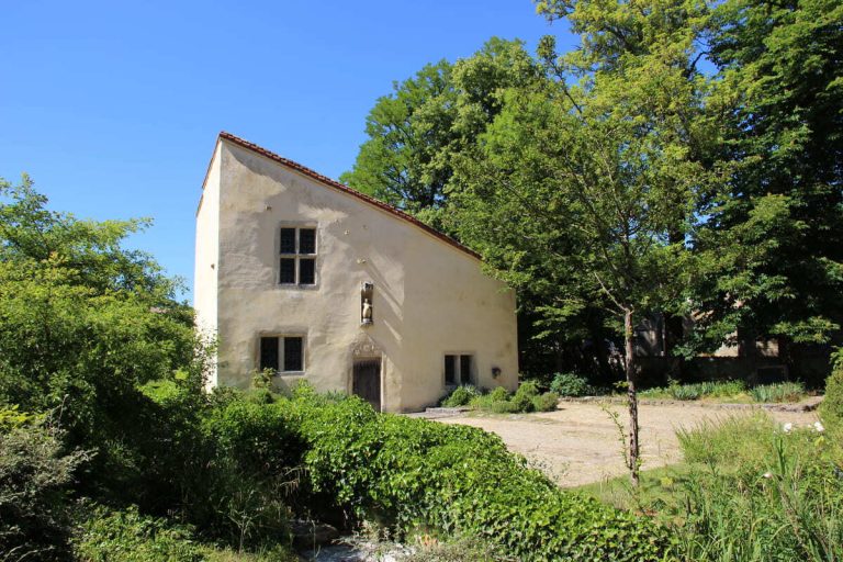 Pourquoi le village natal de Jeanne d&rsquo;Arc est-il un lieu de pèlerinage méconnu, où l&rsquo;on peut visiter sa maison d&rsquo;enfance ?