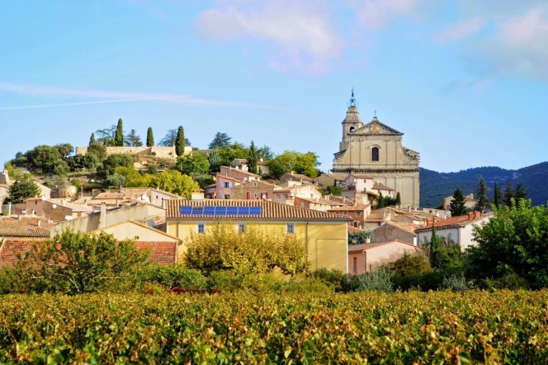 Ce village du Vaucluse est au cœur des légendes du « Coulon », un dragon provençal qui terrorisait les habitants du Ventoux