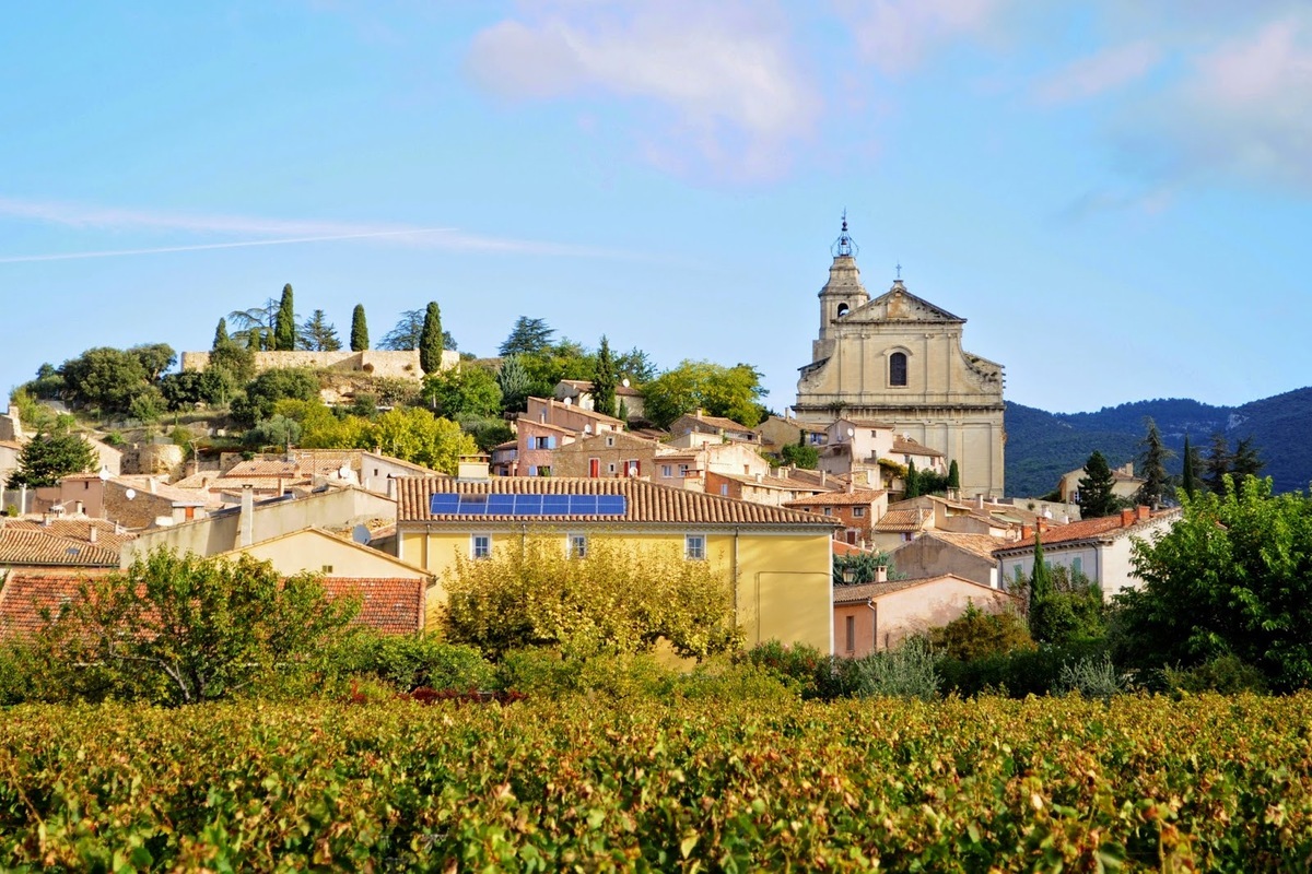 Ce village du Vaucluse est au cœur des légendes du « Coulon », un dragon provençal qui terrorisait les habitants du Ventoux
