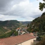 Loin des vignobles, ce village de l&rsquo;Aveyron abrite des caves souterraines où mûrit le fromage préféré des rois de France 