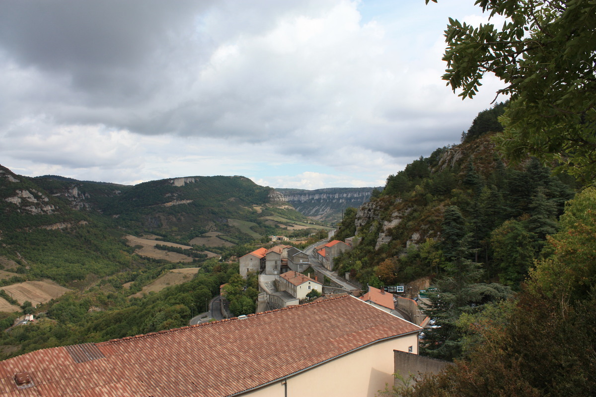 Loin des vignobles, ce village de l&rsquo;Aveyron abrite des caves souterraines où mûrit le fromage préféré des rois de France 