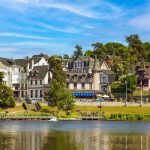Ce village de l&rsquo;Orne est une station thermale réputée, une pause bien-être dans un cadre verdoyant et paisible