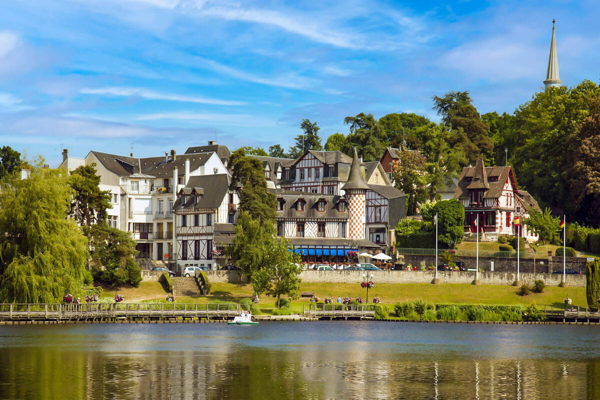 Ce village de l&rsquo;Orne est une station thermale réputée, une pause bien-être dans un cadre verdoyant et paisible