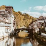 Ce village du Pays Basque est le lieu d&rsquo;un des plus beaux marchés de France, une explosion de saveurs et de couleurs locales
