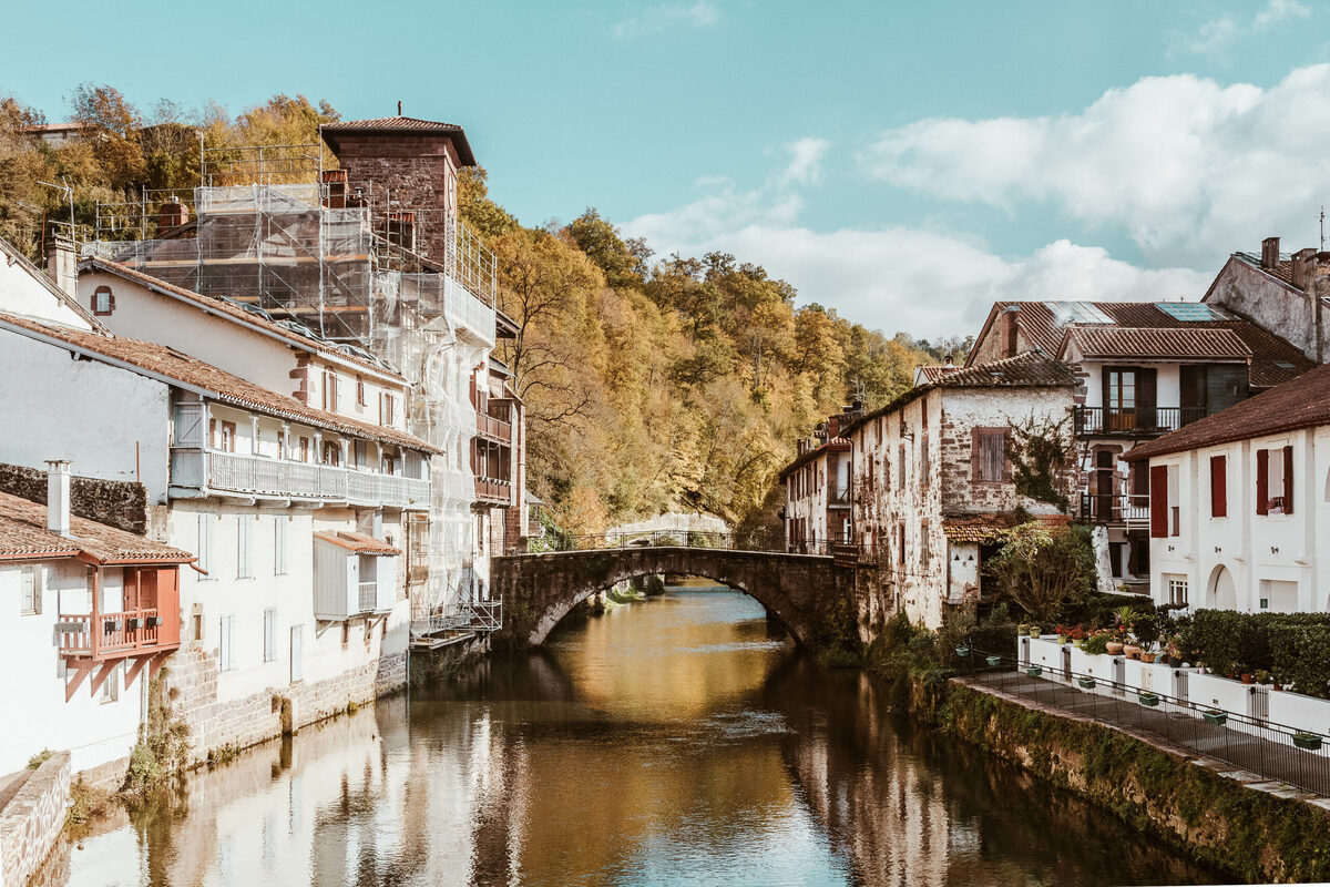 Ce village du Pays Basque est le lieu d&rsquo;un des plus beaux marchés de France, une explosion de saveurs et de couleurs locales