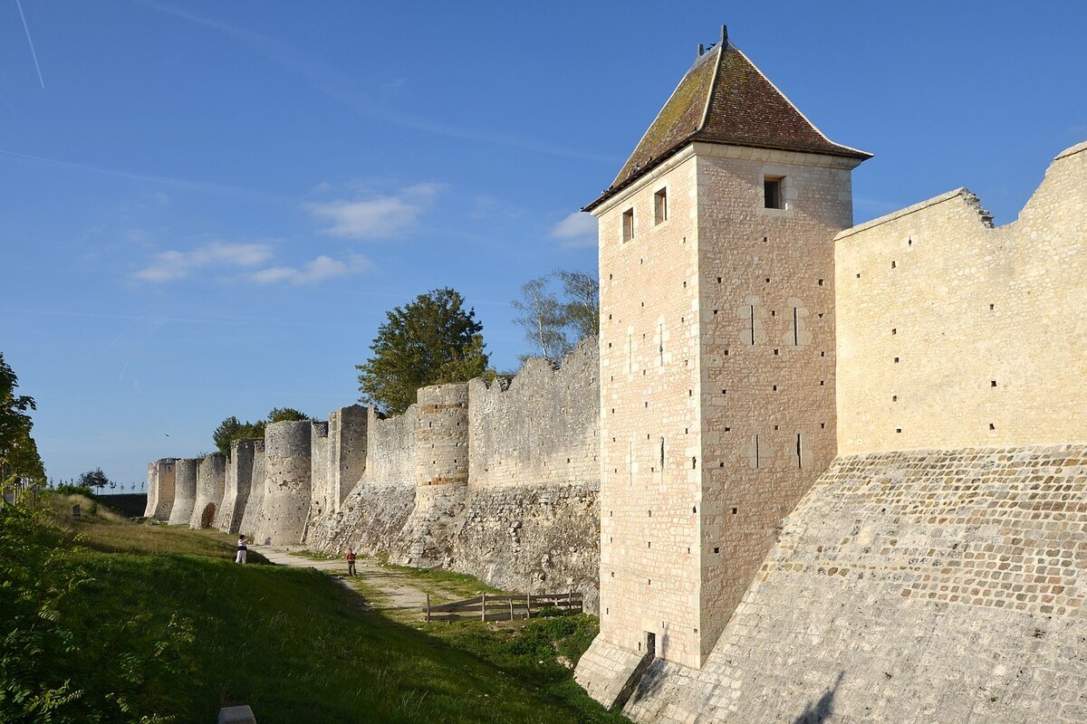 À 1h30 de Paris, la cité médiévale de Provins, classée à l&rsquo;UNESCO, est une plongée dans l&rsquo;histoire sans la foule estivale