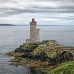 Oubliez le calvados : cette région de Bretagne produit une eau-de-vie de cidre unique, le Lambig, vieilli en fûts de chêne 