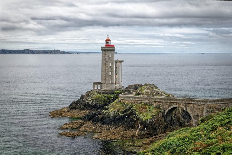 Oubliez le calvados : cette région de Bretagne produit une eau-de-vie de cidre unique, le Lambig, vieilli en fûts de chêne 