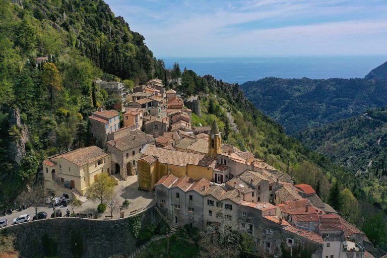 Ce village des Alpes-Maritimes, perché comme un nid d&rsquo;aigle, est un secret d&rsquo;initiés pour fuir la foule de la côte