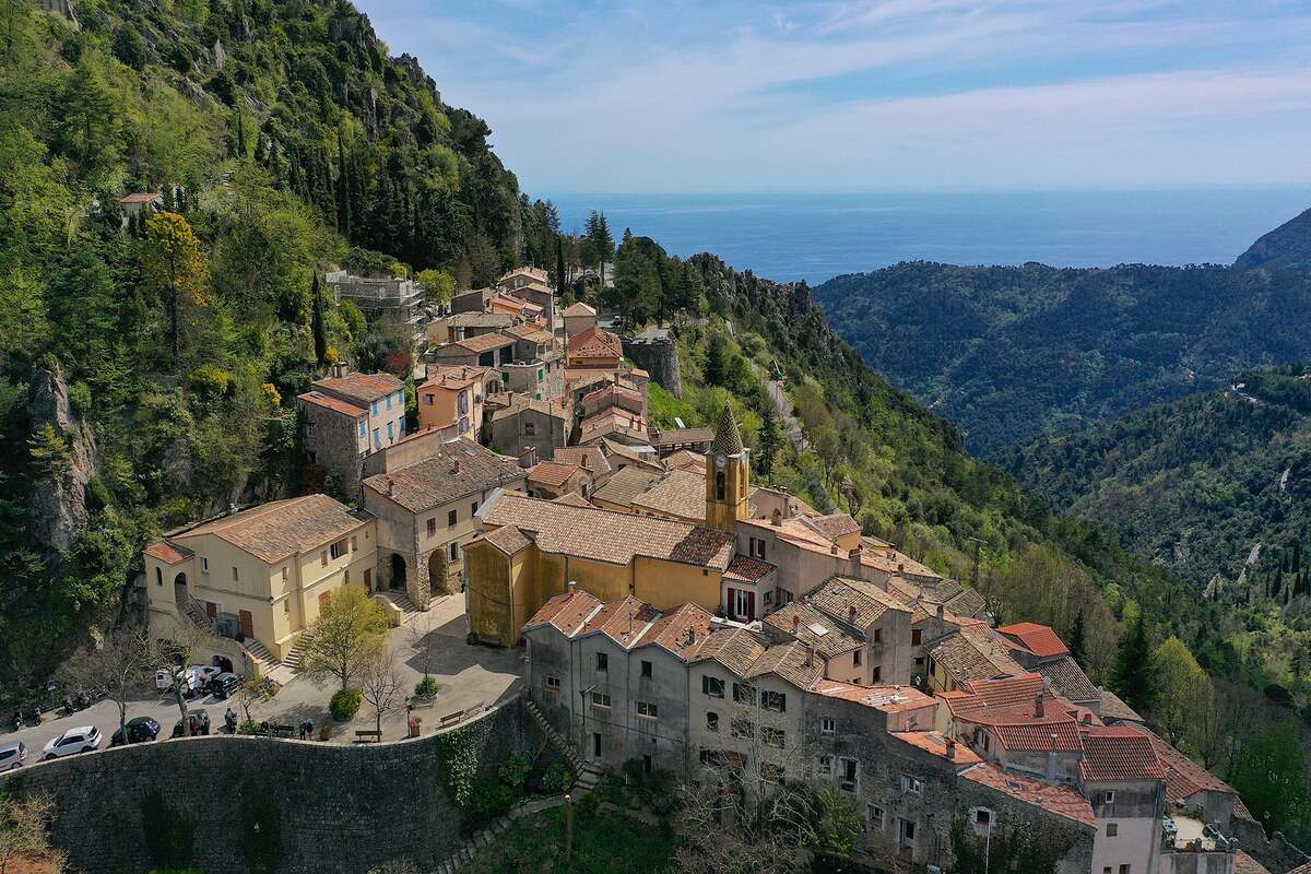 Ce village des Alpes-Maritimes, perché comme un nid d&rsquo;aigle, est un secret d&rsquo;initiés pour fuir la foule de la côte