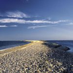 Pourquoi le Sillon de Talbert est-il une curiosité géologique unique en Europe, cette langue de sable s&rsquo;avançant de 3 km dans la mer ?