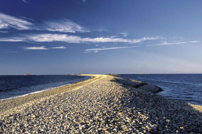 Pourquoi le Sillon de Talbert est-il une curiosité géologique unique en Europe, cette langue de sable s&rsquo;avançant de 3 km dans la mer ?