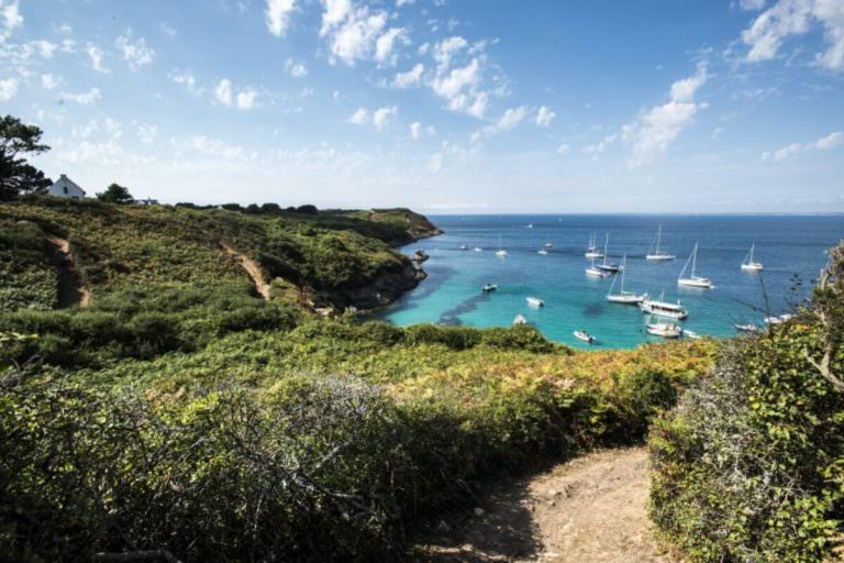 Oubliez la Corse : cette île bretonne, sans voiture, possède une plage convexe unique en Europe, qui change de forme avec les courants 