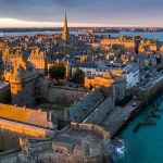 Ce village de la Manche est le lieu de départ de la Route du Rhum, un port mythique pour les amateurs de voile