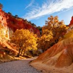 Au cœur du Luberon, ce sentier des ocres est une balade aux couleurs de Mars, encore plus spectaculaire sous le soleil d'automne (Roussillon)