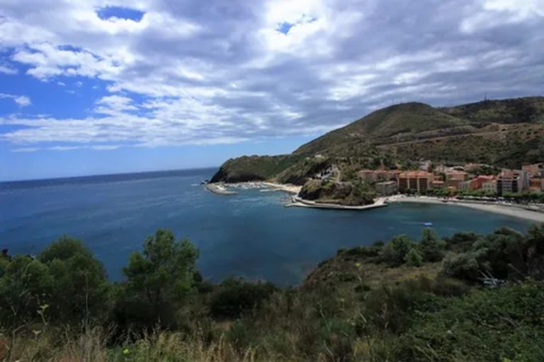 Oubliez la Côte d&rsquo;Azur, la Côte Vermeille offre des paysages spectaculaires entre mer et montagne, sublimés par l&rsquo;automne