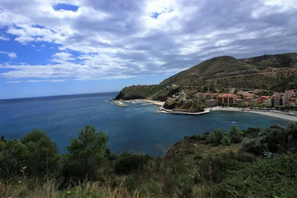 Oubliez la Côte d&rsquo;Azur, la Côte Vermeille offre des paysages spectaculaires entre mer et montagne, sublimés par l&rsquo;automne