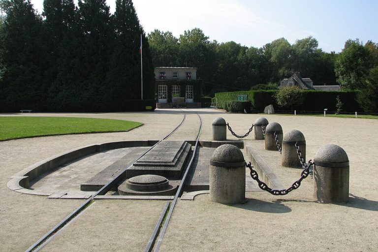 Ce village de l&rsquo;Oise est le lieu de signature de l&rsquo;armistice de 1918, un site historique majeur au cœur d&rsquo;une forêt 