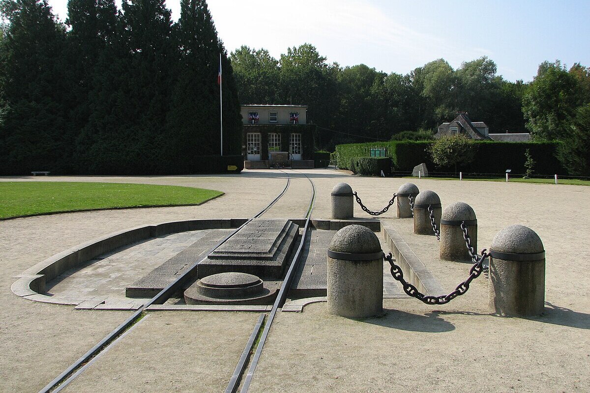 Ce village de l&rsquo;Oise est le lieu de signature de l&rsquo;armistice de 1918, un site historique majeur au cœur d&rsquo;une forêt 