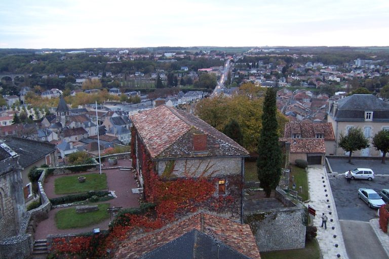 Ce village de la Vienne est célèbre pour son spectacle de rapaces dans les ruines d&rsquo;un château, une sortie fascinante en automne 
