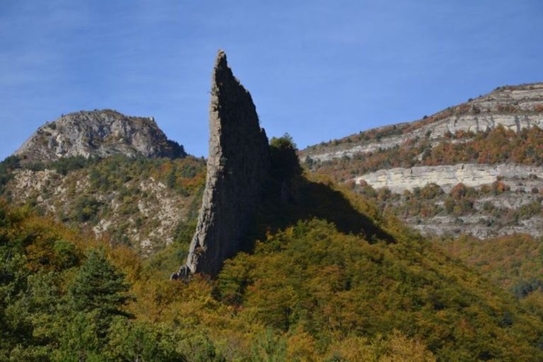 Ce village des Alpes-de-Haute-Provence est célèbre pour sa lame de quartz unique en Europe, une curiosité géologique