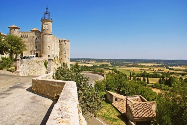 Ce village perché du Gard, dominant les vignobles, est une pépite méconnue à la beauté saisissante en automne