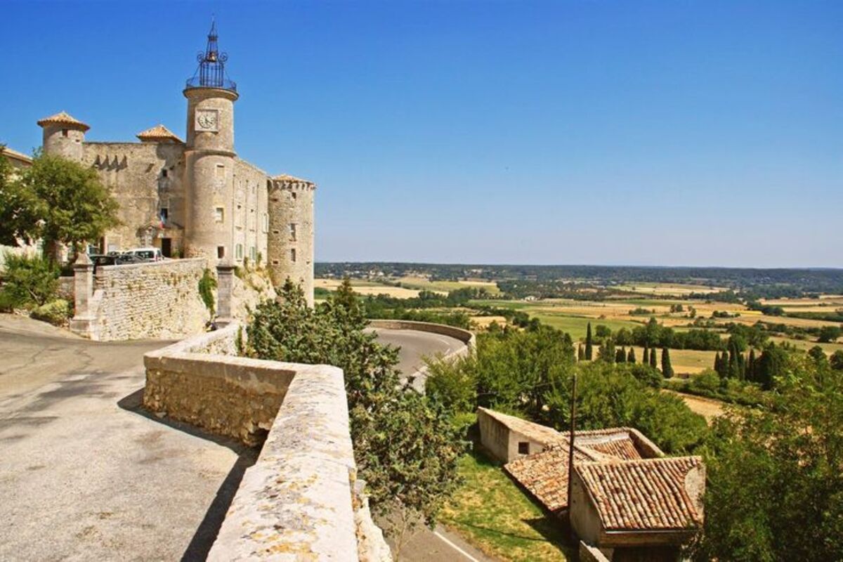 Ce village perché du Gard, dominant les vignobles, est une pépite méconnue à la beauté saisissante en automne