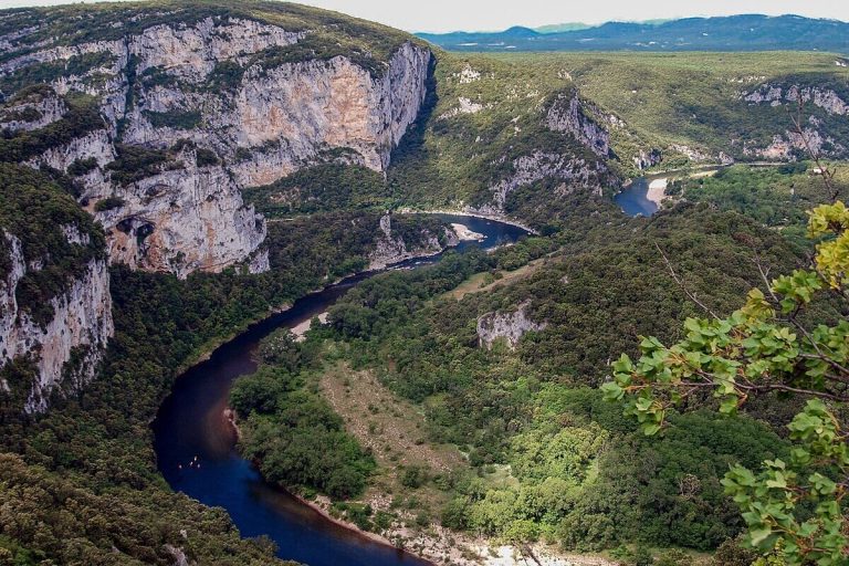 Moins fréquentées qu&rsquo;en été, les Gorges de l&rsquo;Ardèche se parent de couleurs chaudes, un spectacle à redécouvrir cet automne