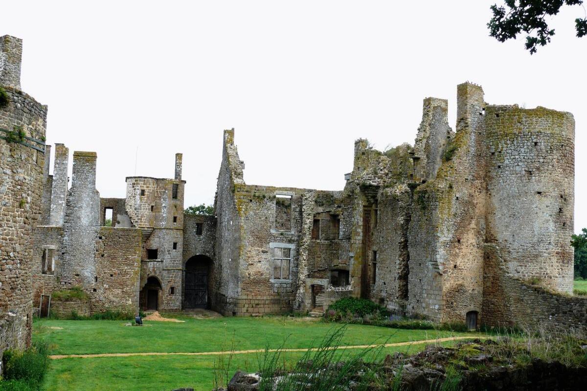 Ce village de la Mayenne est un joyau médiéval au bord de l&rsquo;eau, une halte de charme sur le chemin de halage 